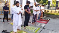 Ratusan jemaah mengikuti pelaksanaan salat Idul Adha di Masjid Agung Cianjur dan Taman Alun-alun.