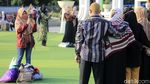 Usai Salat Idul Adha, Warga Ramai-ramai Selfie di Alun-alun Kota Bandung