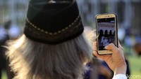 Seorang warga selfie dengan latar belakang Masjid Raya Bandung.