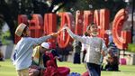 Usai Salat Idul Adha, Warga Ramai-ramai Selfie di Alun-alun Kota Bandung