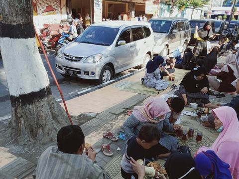 Usai shalat Idul Adha jamaah serbu warung soto dan sop