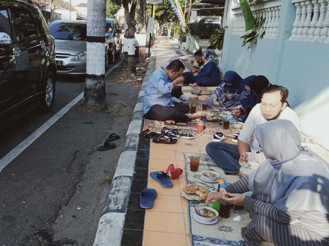 Usai shalat Idul Adha jamaah serbu warung soto dan sop
