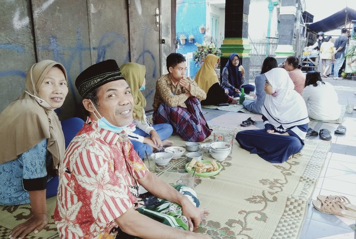 Usai shalat Idul Adha jamaah serbu warung soto dan sop