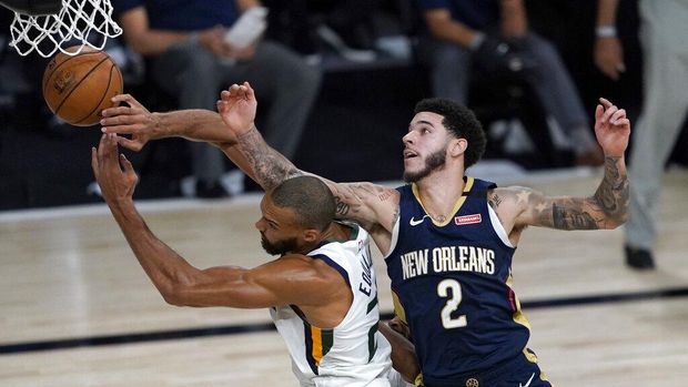 Utah Jazz's Rudy Gobert, left, and New Orleans Pelicans' Lonzo Ball (2) reach for a loose ball during the second half of an NBA basketball game Thursday, July 30, 2020, in Lake Buena Vista, Fla. (AP Photo/Ashley Landis, Pool)