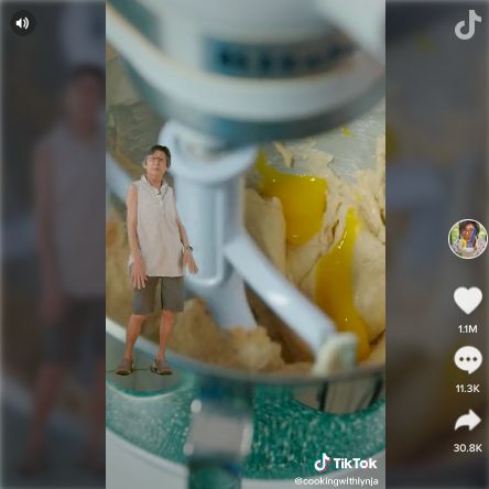 Video TikTok Nenek Lynja masak