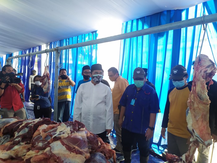 Wagub DKI Ahmad Riza Patria mengecek proses pemotongan hewan kurban di RPH Dharma Jaya