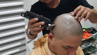 Kini usai jadi kontroversi, Pasha terlihat mencukur gundul rambutnya. Pasha pun mengunggah dirinya yang sedang dicukur gundul ke akun resmi Instagram-nya @pashaungu_vm. (Foto: dok. istimewa)