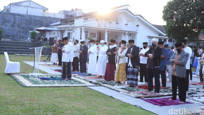 Walkot Cimahi Ajay Priatna salat Idul Adha di halaman rumah pribadi
