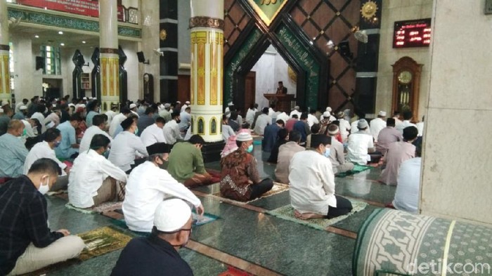 Warga Ciamis salat Idul Adha di masjid lingkungan masing-masing