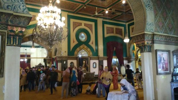 Warga Medan serbu Istana Maimun di hari raya Idul Adha, Jumat (31/7/2020)
