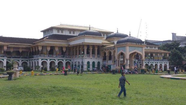 Warga Medan serbu Istana Maimun di hari raya Idul Adha, Jumat (31/7/2020)