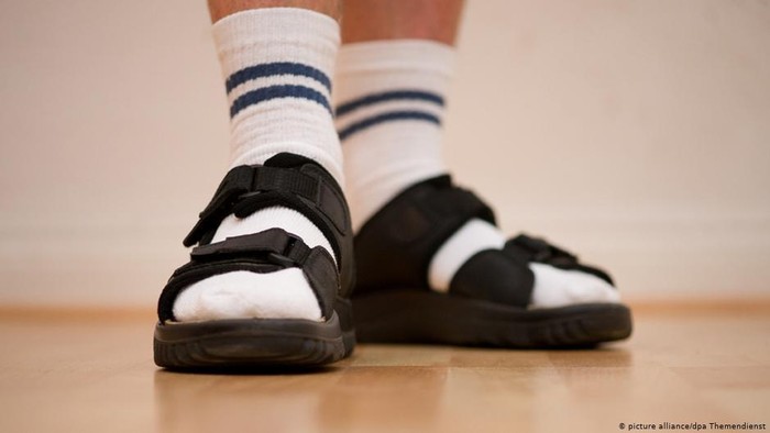 Ada Apa dengan Orang Jerman, Kaus Kaki dan Sandal Gunung Andalan Mereka?