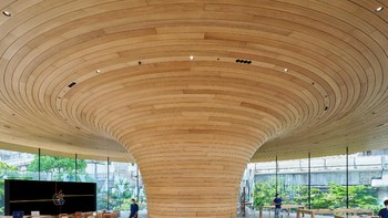 Ini merupakan toko kedua Apple di Thailand setelah Apple Iconsiam yang dibuka pada November 2018. Apple Central World juga menjadi toko terbesar Apple di Thailand. Foto: Apple