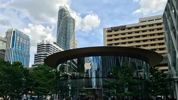 Semua pegawai dan pengunjung diwajibkan menggunakan masker, dicek temperaturnya dan melakukan social distancing. Foto: Scott Nibley/MacRumors