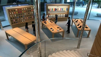 Karena pandemi virus Corona masih merajalela, pembukaan dan operasi toko ini dilakukan dengan protokol kesehatan. Foto: Scott Nibley/MacRumors