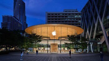 Apple baru saja membuka toko terbarunya di Thailand. Dinamai Apple Central World, toko ini berlokasi di kota Bangkok. Foto: Apple