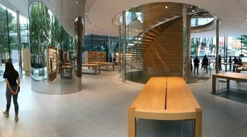 Apple Central World mulai dibuka untuk umum pada Jumat (31/7) kemarin dengan lebih dari 130 anggota tim Apple yang menyambut langsung pelanggan. Foto: Scott Nibley/MacRumors