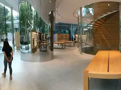 Melihat Apple Store Terbesar di Thailand yang Baru Buka