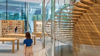 Di bagian dalam toko terdapat banyak meja dan rak yang disusun dalam bentuk bulat mengikuti desain toko. Foto: Apple