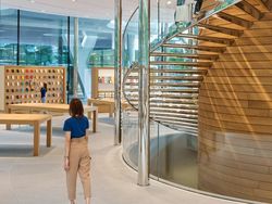 Melihat Apple Store Terbesar di Thailand yang Baru Buka