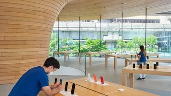 Di bagian tengah toko terdapat pilar kayu raksasa yang menghubungkan kedua lantai dengan tangga-tangga. Pilar ini juga menyatu dengan atap gedung yang terbuat dari kayu. Foto: Apple