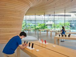Melihat Apple Store Terbesar di Thailand yang Baru Buka