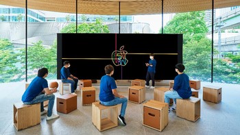 Apple Store ini terdiri dari dua lantai dan memiliki desain silinder yang unik. Foto: Apple