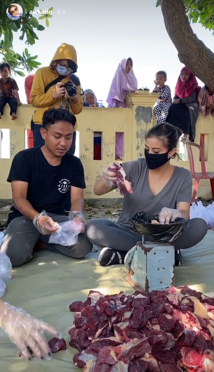 Momen Berkurban Awkarin di Pulau Tunda
