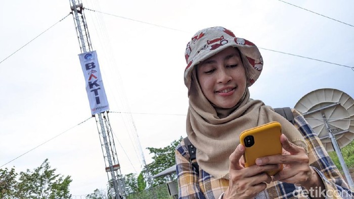 Badan Aksesibilitas Telekomunikasi dan Informasi (Bakti) Kementerian Komunikasi dan Informatika (Kominfo) terus membangun BTS USO di daerah 3T, agar masyarakat di sana dapat menikmati layanan internet seperti halnya di kota-kota besar.