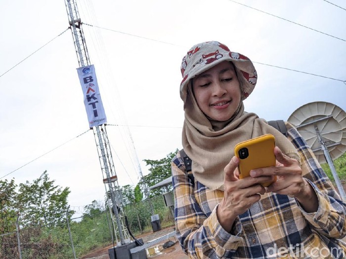 Badan Aksesibilitas Telekomunikasi dan Informasi (Bakti) Kementerian Komunikasi dan Informatika (Kominfo) terus membangun BTS USO di daerah 3T, agar masyarakat di sana dapat menikmati layanan internet seperti halnya di kota-kota besar.