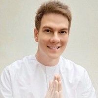 Bertrand Antolin memiliki paras blasteran yang rupawan. Dia memiliki darah campuran Tionghoa dan Prancis dalam dirinya. Foto: Instagram