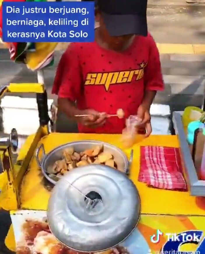 Bocah Ini Jualan Cilok Keliling Demi Beli Kuota Internet untuk Sekolah Daring