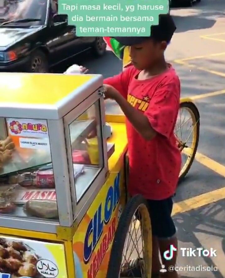 Bocah Ini Jualan Cilok Keliling Demi Beli Kuota Internet untuk Sekolah Daring
