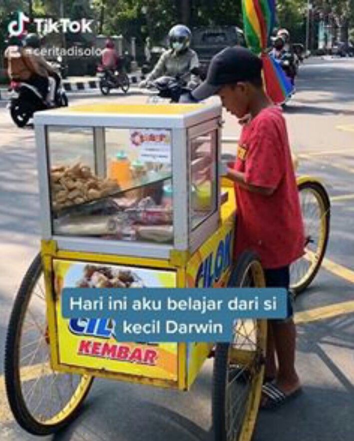 Bocah Ini Jualan Cilok Keliling Demi Beli Kuota Internet untuk Sekolah Daring