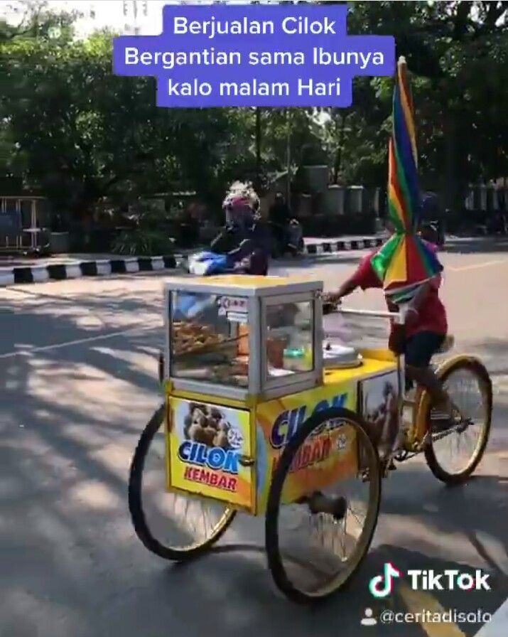 Bocah Ini Jualan Cilok Keliling Demi Beli Kuota Internet untuk Sekolah Daring