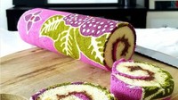 Bolu batik berwarna ungu ini pasti bikin foodies ngiler. Sekilas motifnya mirip gambar bunga yang ada di kain jarik. Eits tapi yang ini bisa dimakan ya. Foto: istimewa