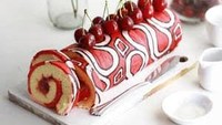 Bolu batik dengan motif warna merah putih ini cocok jadi tema lomba Agustusan. Hiasan cerry merah sebagai topping membuat bolu jadi tampak cantik. Foto: istimewa