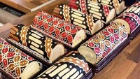 Ada motif batik khas Jawa Tengah, Jawa Barat hingga Jawa Timur. Bahkan ada bolu motif batik Jakarta yang hadir dengan aksen ondel-ondel dan Monas.  Foto: istimewa