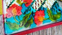 Bukan hanya motifnya yg cantik tapi juga bolu ini dibuat dengan paduan warna-warni. Kain jarik bermotif batik kini bisa dimakan dan rasanya enak. Foto: istimewa