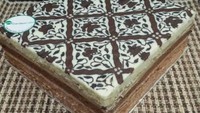 Bolu batik ini sekarang banyak dijual di pasaran. Di toko online pun sudah banyak yang menawarkan bolu batik ini dengan harga bervarian mulai Rp 50 ribu - Rp 300 ribuan. Foto: istimewa