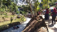 Untuk menuju Curug Bangkong, traveler bisa menggunakan kendaraan pribadi dengan menempuh jarak 13 kilometer dari pusat kota Kuningan. Traveler juga harus menyusuri jalan setapak sejauh 200 meter dari pintu masuk menuju Curug Bangkong. 