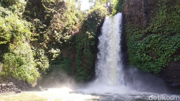 Curug Bangkong di Kuningan, Jabar saat libur Idul Adha ramai wisatawan.