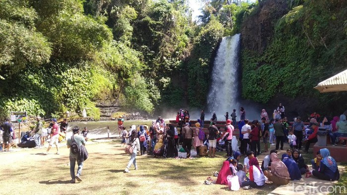 Curug Bangkong di Kuningan, Jabar saat libur Idul Adha ramai wisatawan.
