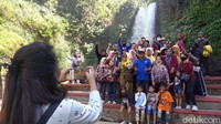 Di lokasi Curug Bangkong ada seekor katak besar yang suaranya terdengar ke seluruh pelosok desa. Katak tersebut menurut kisah merupakan jelmaan topi caping milik sesepuh Desa Kertawirama bernama Abah Wira. Terlepas dari mitos itu, banyak wisatawan tetap berkunjung ke air terjun cantik ini.