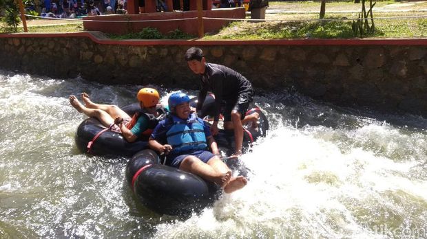 Curug Bangkong di Kuningan, Jabar saat libur Idul Adha ramai wisatawan.