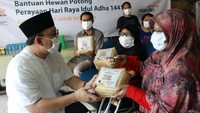 Corporate Secretary Mandiri Syariah Ahmad Reza menyerahkan daging kurban kepada penyandang disabilitas di Jakarta, Sabtu (1/8/2020).