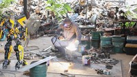 Rongsokan mekanik yang terlihat tidak berharga disulap oleh pengrajin di bengkel tersebut menjadi karya seni unik dan menarik.