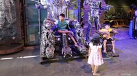 Anak-anak bermain di Ban Hun Lek, atau Rumah Robot Baja di Provinsi Ang Thong, Thailand.
