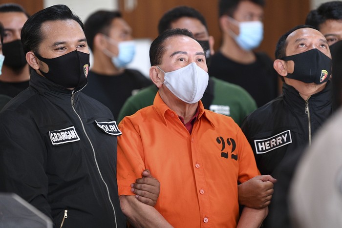Terpidana kasus korupsi pengalihan hak tagih (cessie) Bank Bali Djoko Tjandra (tengah) dibawa petugas Kepolisian saat penandatanganan berita acara penyerahterimaan kepada Kejaksaan Agung di kantor Bareskrim Mabes Polri, Jakarta, Jumat (31/7/2020).Bareskrim Polri resmi menyerahkan terpidana Djoko Soegiarto Tjandra yang buron selama sebelas tahun tersebut ke Kejaksaan Agung. ANTARA FOTO/M Risyal Hidayat/wsj.