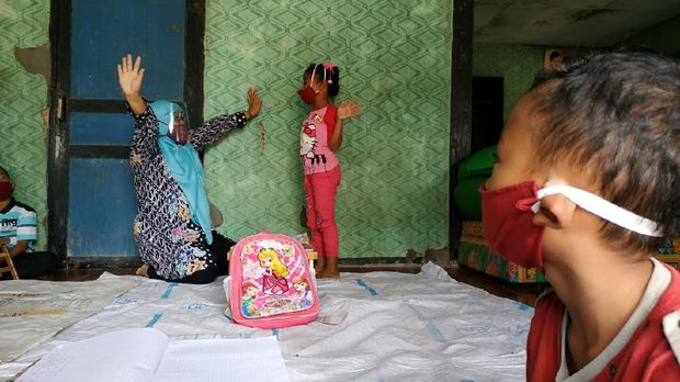 Guru SD di Pacitan Mengajar di Rumah Siswa Saat Pandemi Guru SD di Pacitan Mengajar di Rumah Siswa Saat Pandemi